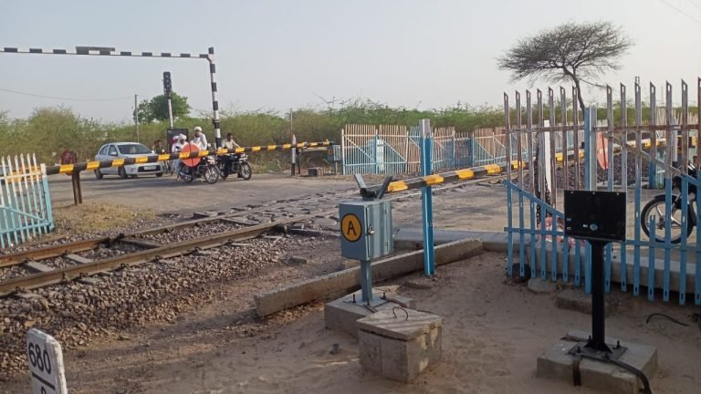 रेलवे लेवल क्रॉसिंग पर सड़क उपयोगकर्ता संयम बरतें-डीआरएम