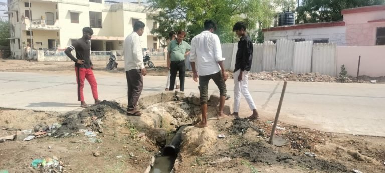 खतरनाक गोल खड्डे से जय श्री कृष्णा हेल्पलाइन ग्रुप ने दिलाई राहत