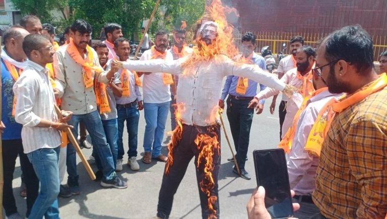 आतंकी हमले के खिलाफ किया प्रदर्शन