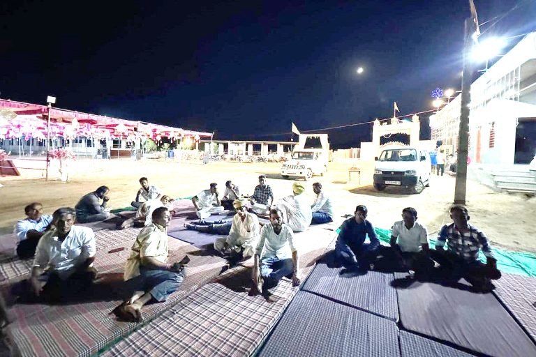 श्री मामाजी गौशाला में कार्यक्रम की तैयारी में जुटे कार्यकर्त्ता