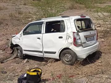 रामदेवरा दर्शन कर लौट रहे श्रद्धालुओं की कार पलटी