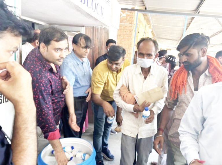 टीबी मरीजों में वितरित की ठंडी छाछ