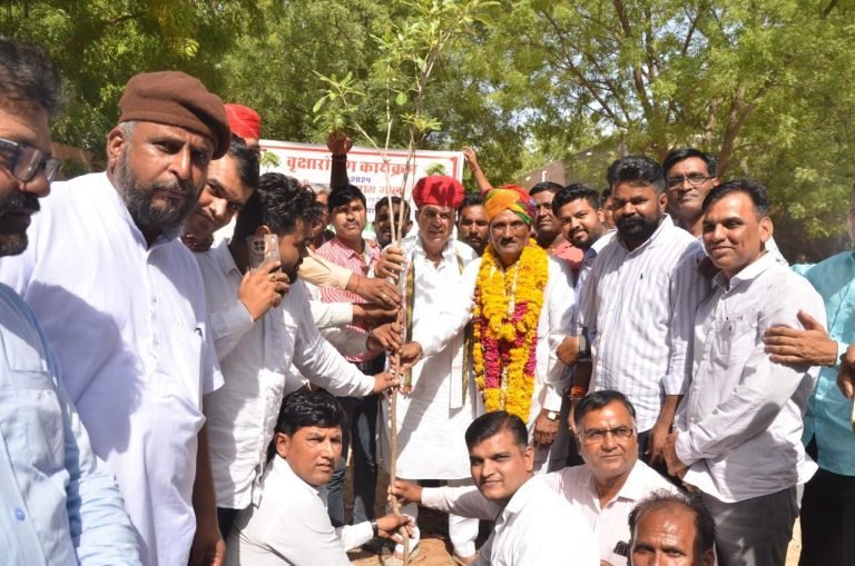 विभिन्न प्रजातियों के पंद्रह फीट लंबे पेड़ लगाए