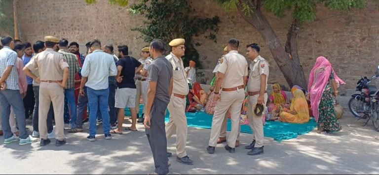 रिटायर्ड पुलिस अधिकारी के खिलाफ धरने पर बैठे ग्रामीण