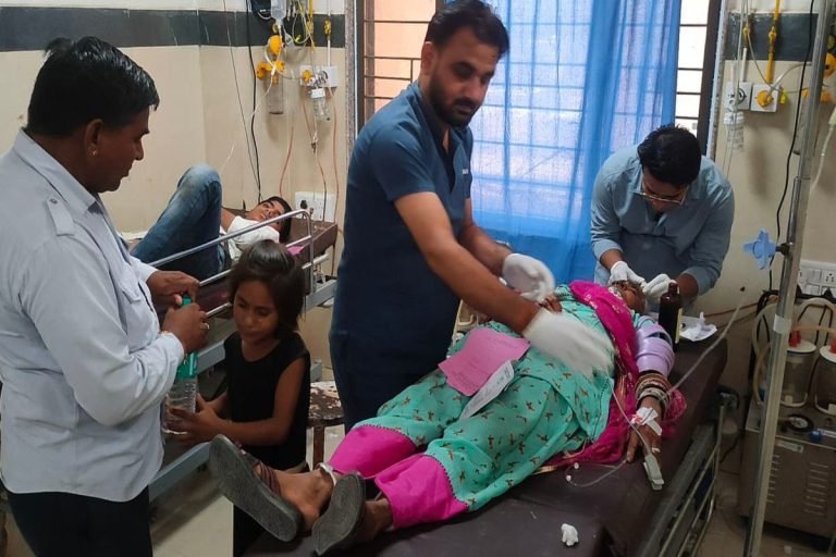 टायर फटने से बस पलटी, एक की मौत, 14 घायल