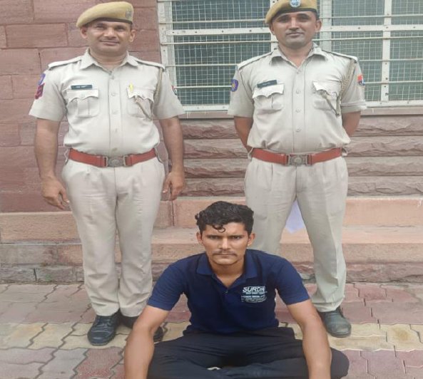 सडक़ पर अवैध बजरी बिखेरने वाला डंपर चालक गिरफ्तार