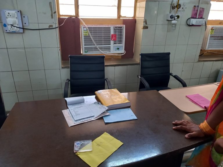 श्रीजवाहिर चिकित्सालय के वार्डो में लगे कूलर, चिकित्सक नदारद 