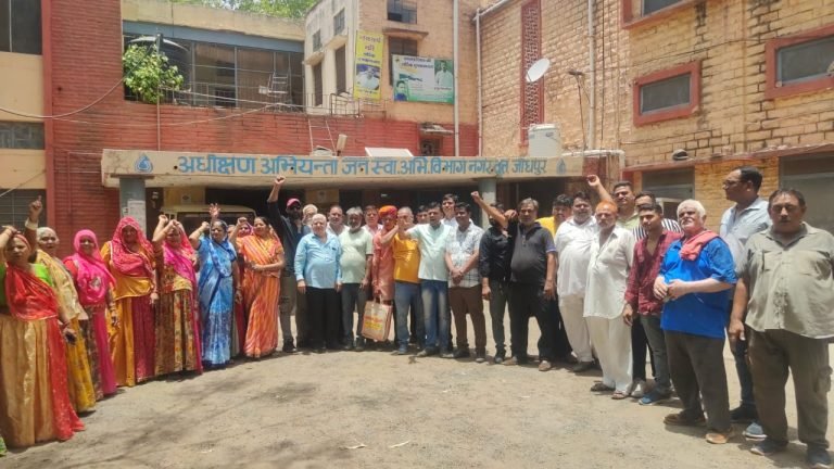 पानी की मांग को लेकर जलदाय विभाग के बाहर मटका फोड़ प्रदर्शन