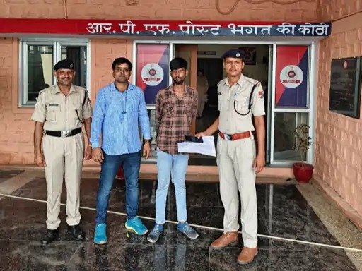 अटेंडेंट ने चुराया यात्री का मोबाइल