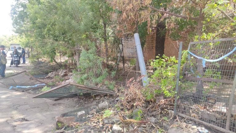 निगम ने विरोध के बीच हटाई रैलिंगें