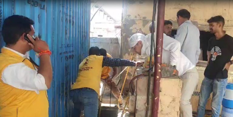 नागौरी गेट चौकी के पास बावड़ी में किसी के गिरने की आशंका