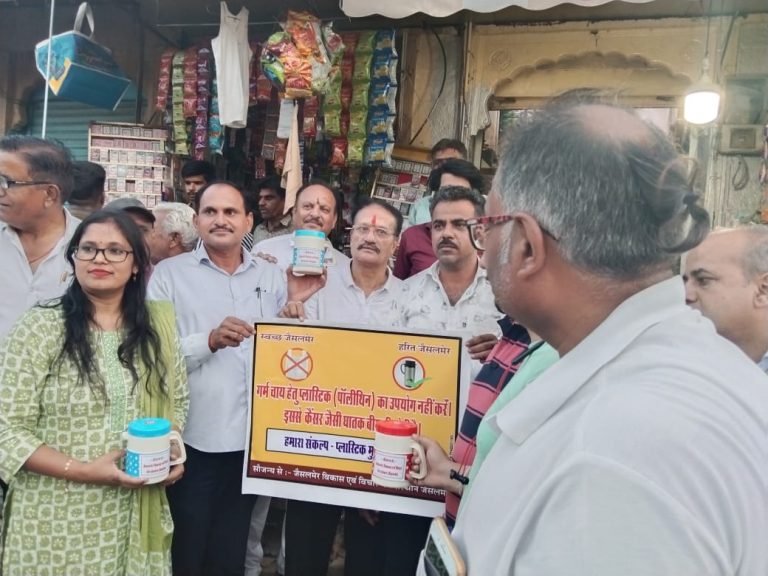 जैसलमेर शहर में चाय थड़ी वालों को बाँटे निशुल्क थर्मस