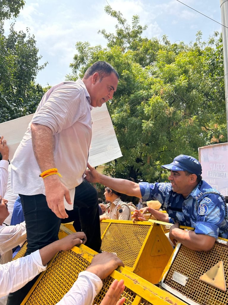 नीट पेपर लीक के खिलाफ युवा कांग्रेस का संसद घेराव