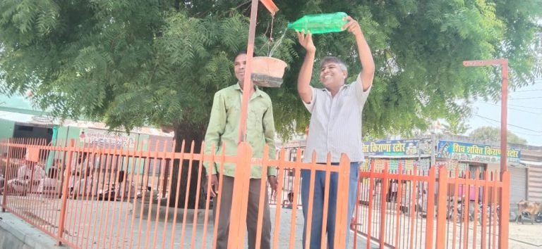 पशु पक्षियों के लिए लिए परिंडे में दाना पानी दिया।