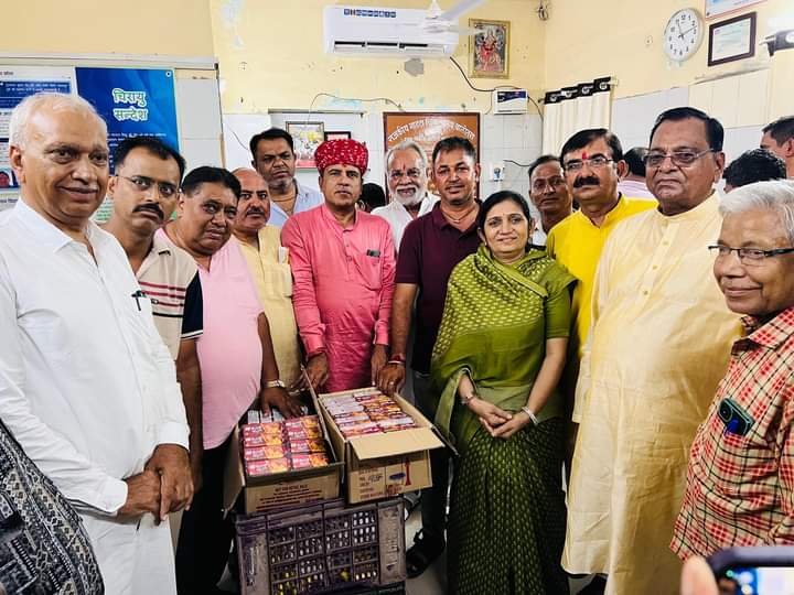 विधायक चौधरी के जन्मदिन पर मरीजो को फल बिस्किट वितरण किये