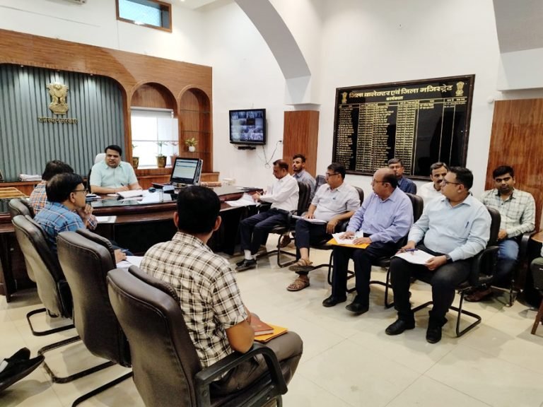 विभागीय कार्य योजनाओ में लाएं प्रगति –  कलेक्टर एल एन मंत्री