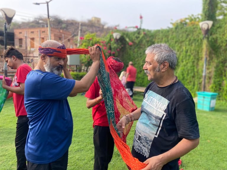 दो मिनट में साफा बांधना सीखे : साफा शिविर में युवाओं व बच्चो में उत्साह