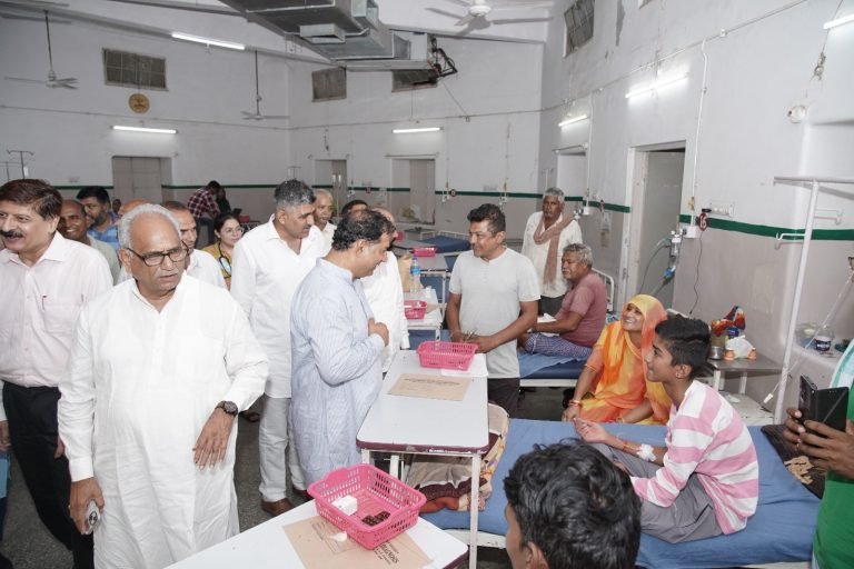 राज्यसभा सांसद राजेंद्र गहलोत ने महात्मा गांधी अस्पताल एवं उम्मेद महिला अस्पताल का औचक निरीक्षण किया