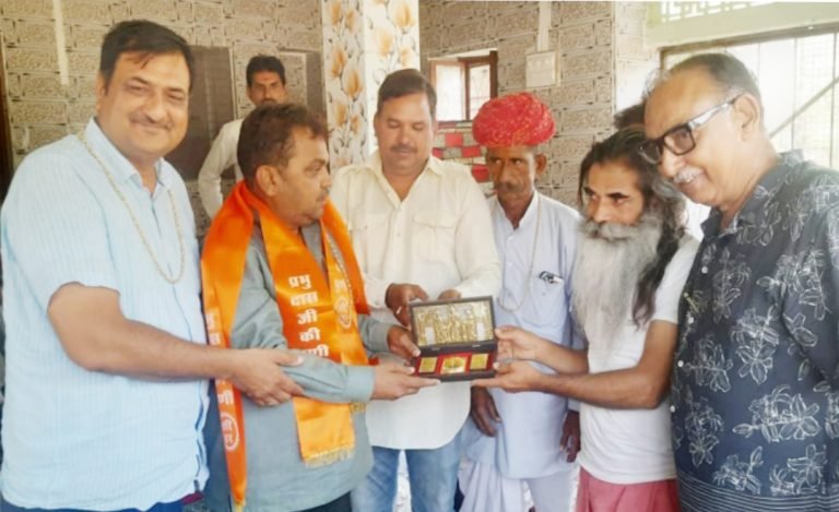 भंवरलाल आसदेव हिगोला द्वारा प्रभूदास महाराज की धूणी पर भेंट की 2.61 लाख की रोटी बनाने की  मशीन