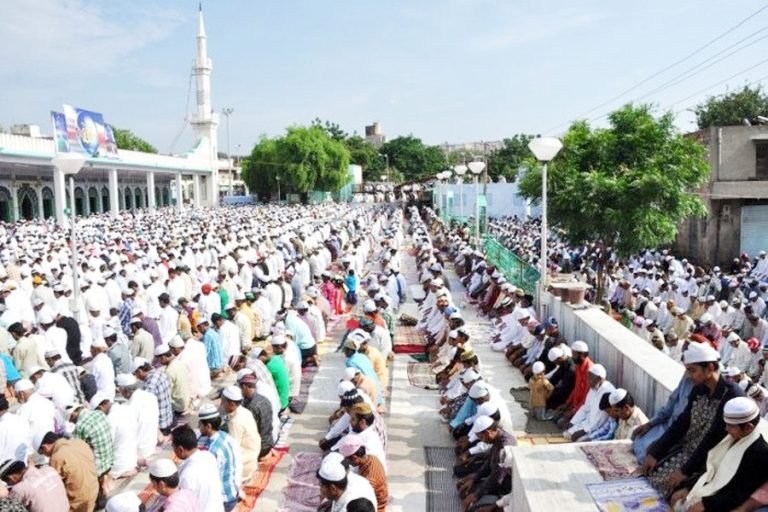 खुदा की बारगाह में झुके हजारों शीश : अकीदत एवं एहतराम से मनाया जा रहा इदुल अजहा