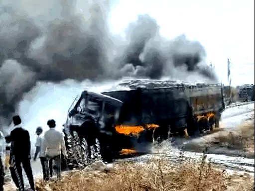 खड़े पानी टैंकर में घुसा ट्रेलर : ट्रेलर में लगी आग, चालक जिंदा जला