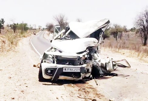 बेकाबू बोलेरो पेड़ से टकराई, पति-पत्नी घायल