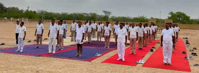 अंतर्राष्ट्रीय योग दिवस पर होमगार्ड जवानो नें किया योग