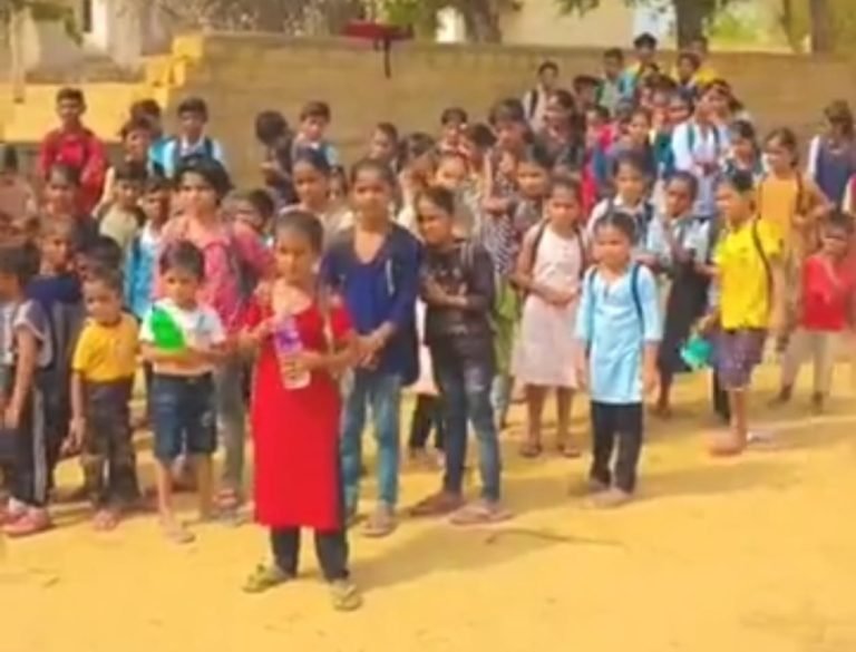 सरकारी विद्यालय में शिक्षकों की कमी से आक्रोशित ग्रामीणों ने लगाया ताला