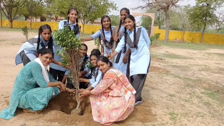 बालिका विद्यालय में किया पौधारोपण 