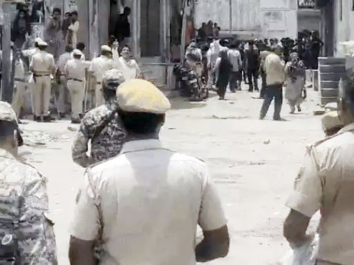 बीकानेर में जमीनी विवाद के चलते लोगों ने पुलिस पर बरसाए पत्थर