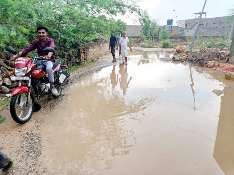 बोरुन्दा में पौन घंटे जमकर बरसे बादल, मौसम हुआ खुशनुमा