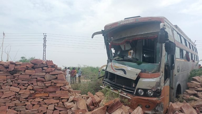 जोधपुर-जैसलमेर रोड पर ओवर टेक करने के चक्कर में बस ट्रक से जा भिड़ीं, ट्रक चालक की मौत