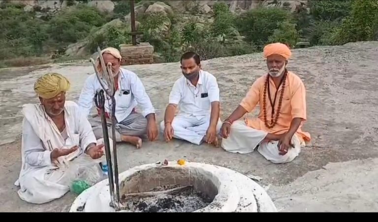 जगदीश महेश्वरी फलोदी के नेतृत्व में भक्तगण पहुंचे श्री मुक्तेश्वर महादेव मंदिर