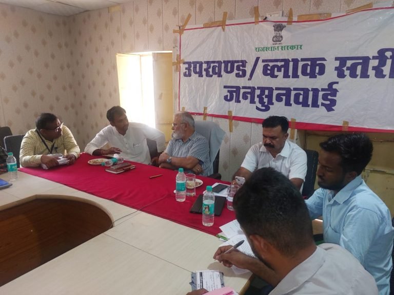 अतिरिक्त जिला कलक्टर ने फतेहगढ़ में जनसुनवाई के दौरान सुनी ग्रामीणों की परिवेदनाए