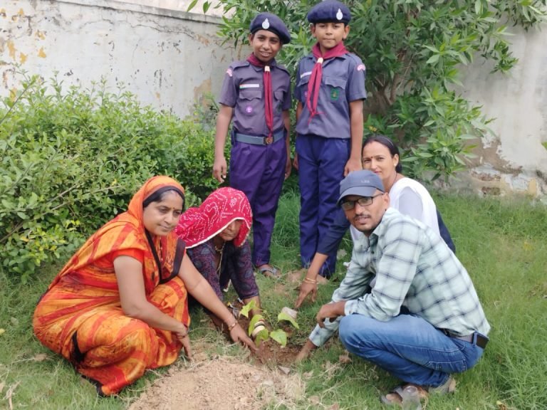 एक वृक्ष मां के नाम अभियान के तहत वृक्षारोपण