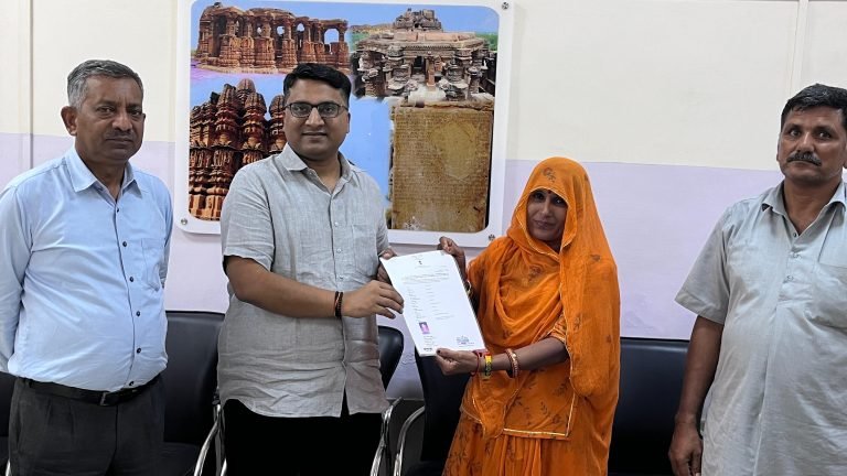 जिला कलक्टर ने पाक विस्थापित को प्रदान किया भारतीय नागरिकता प्रमाण पत्र