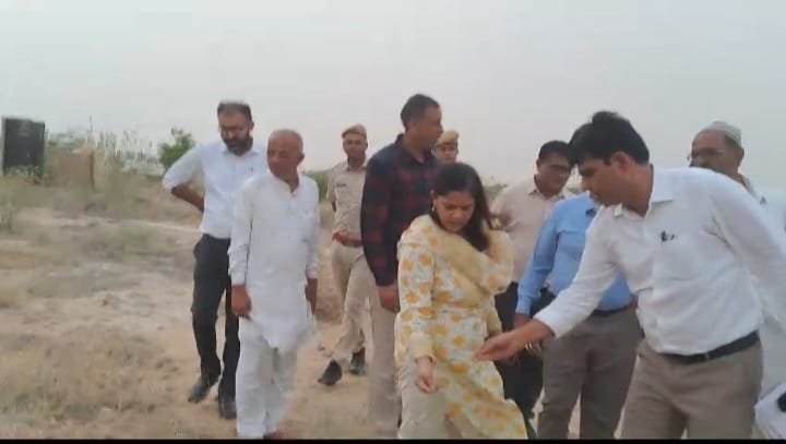 जिला प्रभारी सचिव श्रीमती गायत्री राठौड़ ने लाठी में सेवण चारागाह देखा, नही देखा धनाना का सेवण चारागाह