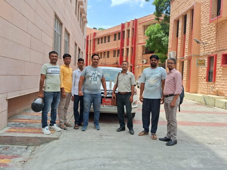 विवेक विहार योजना में सड़क निर्माण की मांग करने लोग मिले जेडीए आयुक्त से