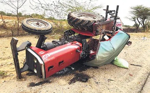 डंपर की टक्कर से ट्रैक्टर पलटा, चालक की मौत