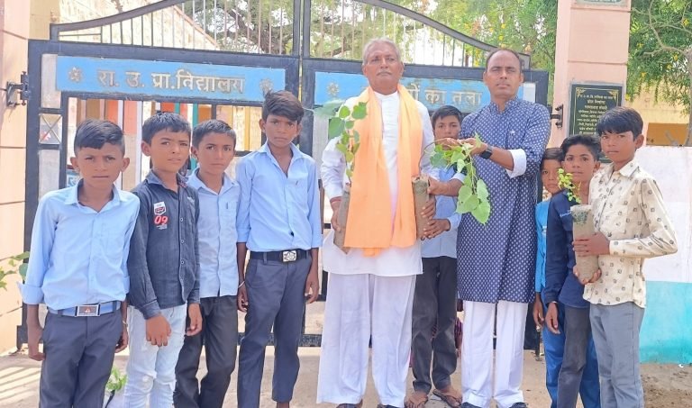 41 वें जन्मदिन पर सामाजिक कार्यकर्ता बोहरा ने पौधारोपण कर 241 पौधों का किया वितरणा