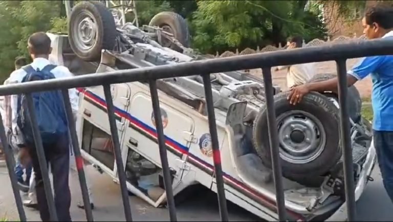 डिवाइडर पर चढक़र चेतक पलटी, बाल-बाल बचे दो पुलिसकर्मी