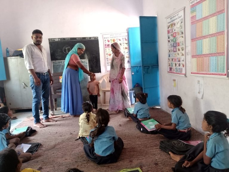 मां बाड़ी केन्द्र पर बच्चों को पिलाई पोलियो की दवा