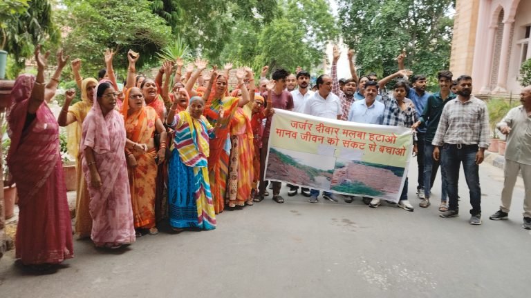 जर्जर दीवार व मलबा हटाने की मांग, निगम में धरना दिया