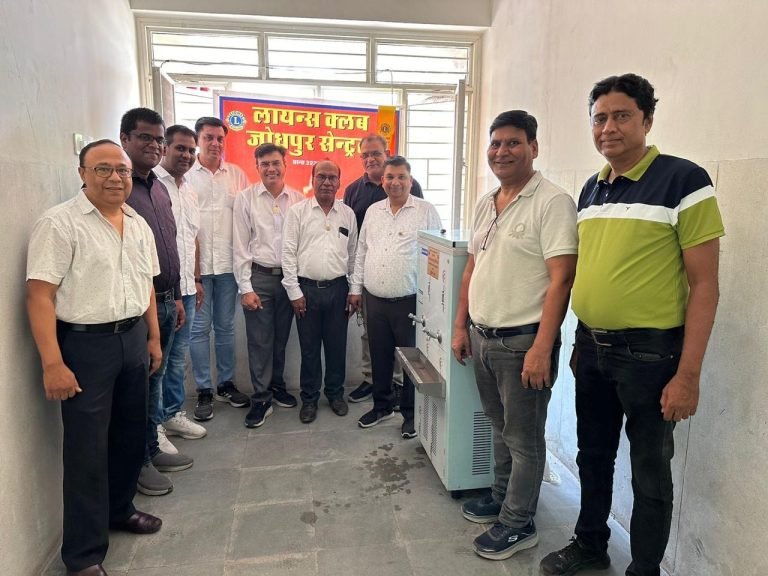 ईएसआई हॉस्पिटल में वाटर कूलर भेंट किया