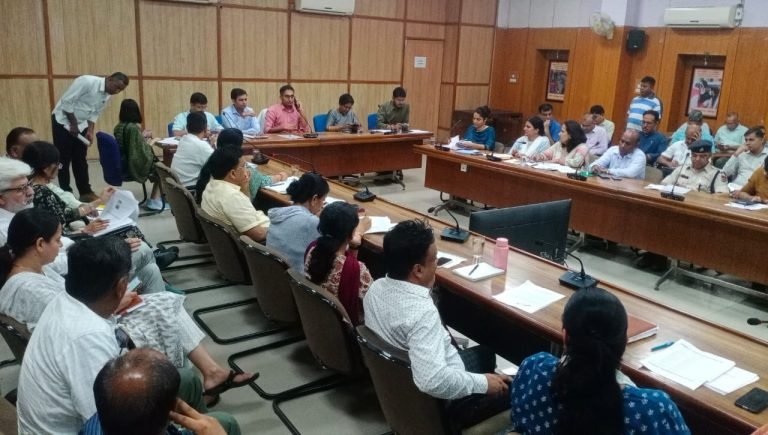 जिला कलक्टर ने ली साप्ताहिक समीक्षा बैठक