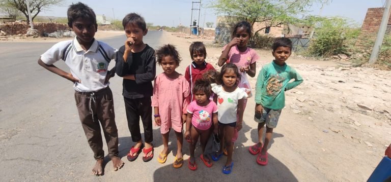 जोधपुर राउंड टेबल ने 30 बच्चों को गर्मी से बचाने के लिए जूते दिए