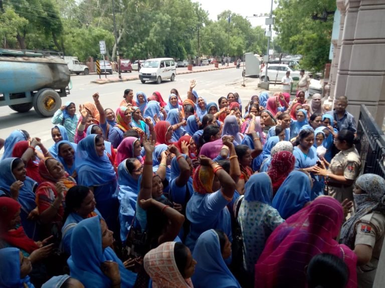 स्वास्थ्य विभाग में कार्यरत आशा सहयोगिनी कर्मचारी संघ जिला अध्यक्ष  प्रजापत के नेतृत्व में जिला कलेक्टर को मुख्यमंत्री के नाम ज्ञापन सौंपा