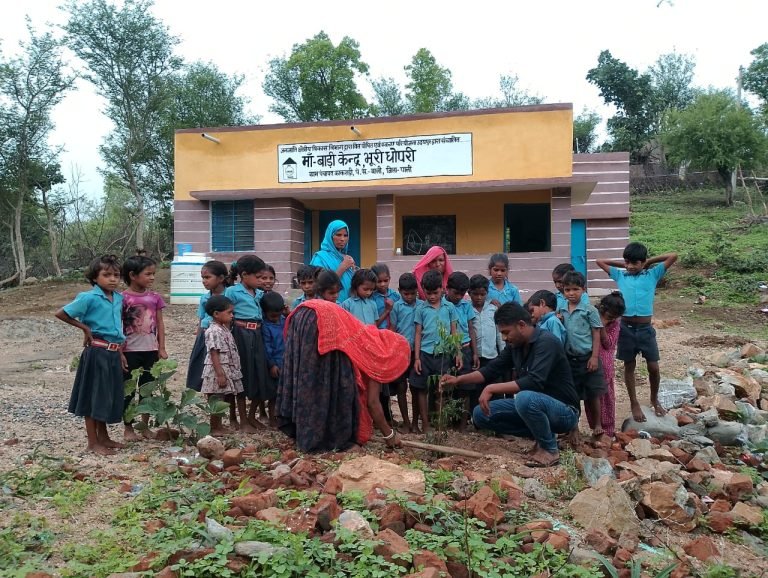 मां बाड़ी केन्द्र पर किया पौधरोपण एक पेड़ मां के नाम लगाकर लिया बड़ा करने का संकल्प 