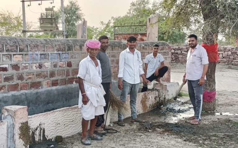 पशुओं के पानी पीने की खेलियों की साफ सफाई