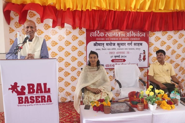 बाल बसेरा बाल गृह में न्यायाधिपति गर्ग ने बच्चों को अपने हाथों से परोसा भोजन